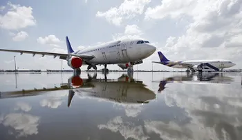 ¿Acusan el déficit de turistas rusos? Sumergen un avión en Turquía para impulsar el turismo 
