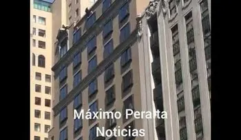 Momento exacto que hombre se lanza al vacío desde un edificio en NY