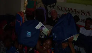 FUNCOMYSA entrega útiles escolares 