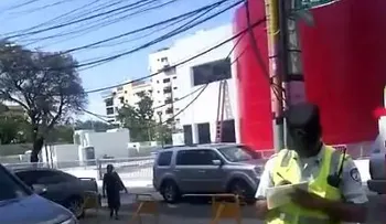 Agente de AMET multa comediante Rafael Alduey; alega conductores públicos son ignorados