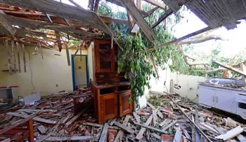 Bolsonaro sobrevuela zonas afectadas por fuerte temporal en el sur de Brasil