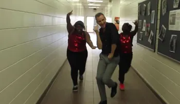 Profesor que baila por los pasillos (Video)