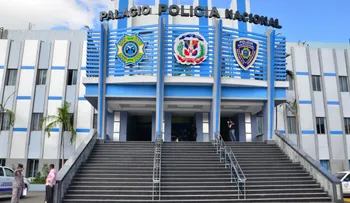 Policía detiene adolescente con 5 mil dólares alegadamente falsos