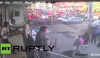Captan momento exacto del temible terremoto que ha sacudido Pakistán (VIDEO)