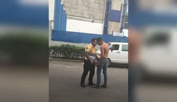 Chofer golpea a policía para evitar una multa de tránsito