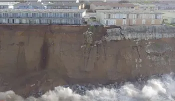 Una ciudad en EE.UU. se cae literalmente por un acantilado al océano por culpa de El Niño (VIDEO)