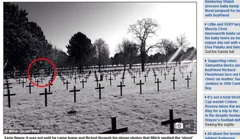 Joven fotografía 'fantasma' en cementerio militar