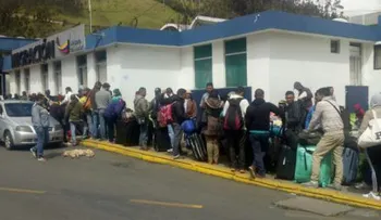 Cientos de venezolanos hacen filas para ingresar a Ecuador