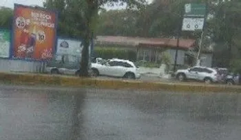 Inundaciones y cables eléctricos en el suelo por lluvias en Santiago