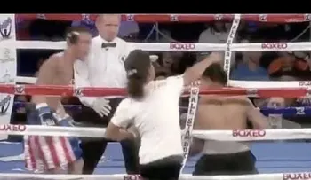 Un fan de un boxeador salta al ring, pega al rival y lo salva del KO