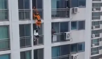La acrobática maniobra de un bombero para evitar que una joven se suicidara 