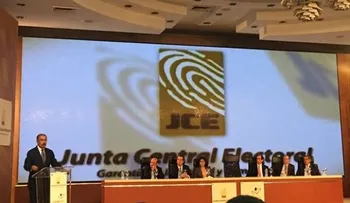 Danilo Medina se reunió con observadores y les respondió preguntas 