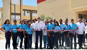 Abinader anuncia 4,000 aulas para el 2025, además de las 1,600 en construcción