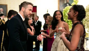 El curioso momento entre Sasha y Malia Obama y el actor Ryan Reynolds