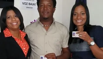 Pedro Martínez y su esposa reciben su nueva cédula en Miami