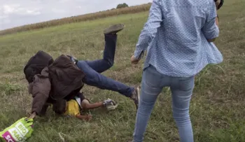 El final feliz del refugiado pateado por una periodista húngara