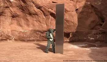 Aparece misteriosa estructura de metal en pleno desierto en el Reino Unido el día de Año Nuevo