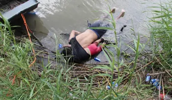 La foto que conmueve al papa y el Mundo; un padre y su hija muerta, intentando escapar de la miseria 