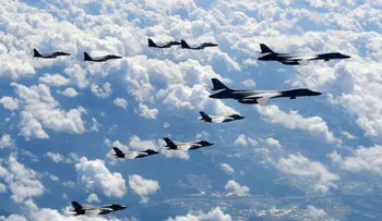 Bombarderos de EEUU en demostración de fuerza vuelan cerca de la costa de Corea del Norte