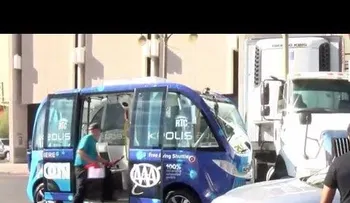 Una guagua que se maneja sola chocó en su primer día