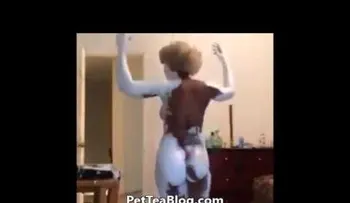 La desgarradora razón por la que esta afroamericana se pinta de blanco (VIDEO)
