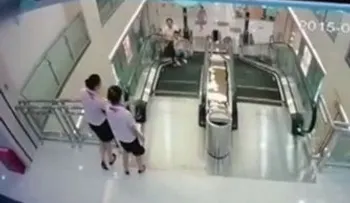 Tragedia de la escalera mecánica desata críticas contra apatía de empleadas (Video)