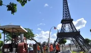 Como si nada hubiese pasado, siguen instalando la réplica Torre Eiffel frente a la Plaza de la Bandera