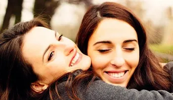 Los abrazos aumentan nuestra sensación de bienestar y felicidad