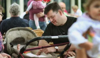 Este hombre es papá de 99 niños, esta es su historia