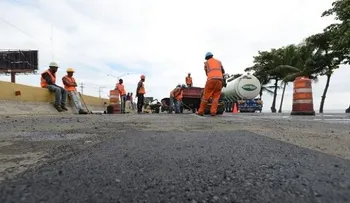 MOPC realiza reparación en tramo de la autopista Las Américas