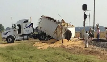 Video: Un tren arrolla a camión en Estados Unidos