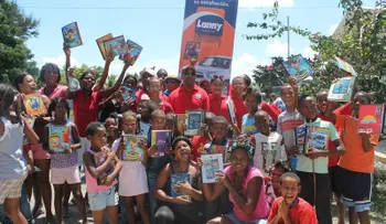 Entregan cuadernos a niños en Pizarrete