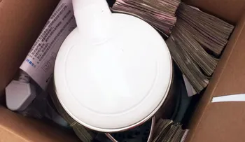 Intentó sobornar a una intendenta con una pava llena de billetes