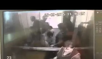Un médico que maltrata a señora y perrita en ascensor causa irritación (VIDEO)