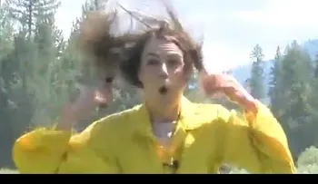Periodista pasa un susto al subestimar la potencia de un helicóptero 