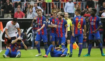 Fanáticos del Valencia C.F. lanzan un botellazo a los jugadores del F.C. Barcelona (VIDEO)