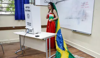 Trump dice que EE.UU. "está atento" al balotaje en Brasil pero evita respaldar a Lula o Flávio Bolsonaro