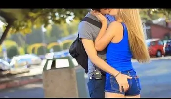 Este chico te enseñará cómo conseguir besos en la calle 