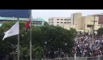 "La Constitución no está en venta", cientos marchan frente Congreso, donde hay una zona de guerra 