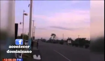 Momento en que despega avioneta que había aterrizado de emergencia en autopista Duarte