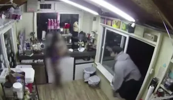 A punta de cuchillo, un hombre intentó violar a una barista semidesnuda