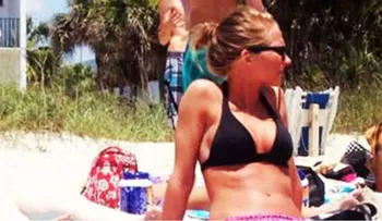 La foto de una mujer en bikini en la playa que se viralizó 