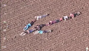 Niños forman una flecha para ayudar a la policía en una persecución