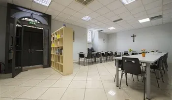 El papa visita nuevo refugio para indigentes en el Vaticano