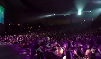 El líder de Slipknot castiga a un fan distraído durante un concierto