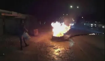Queman neumáticos en Boca Chica en protesta por apagones 