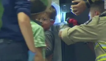 Niño queda atrapado en la primera máquina expendedora que había visto en su vida