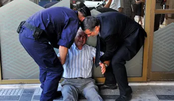 La foto que conmociona la Red: Un jubilado griego llora a las puertas de un banco