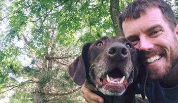 Hombre lleva a su perra con cáncer a través de un último y épico viaje por carretera