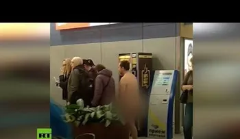 Detienen a un hombre en Rusia que se quería montar desnudo en un avión 